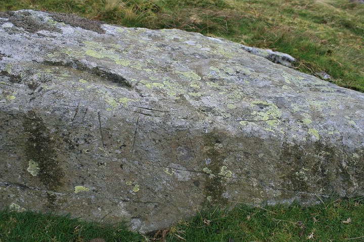 Arrow Stone II Near Ffridd Newydd (Carving) by postman