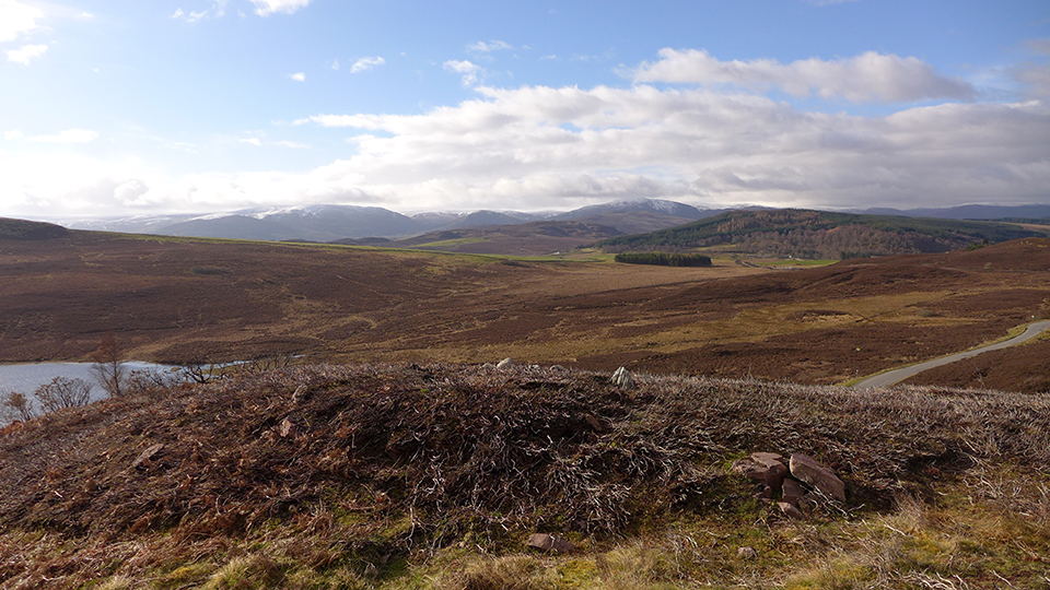 Loch Ceo Glais (Kerbed Cairn) by thelonious