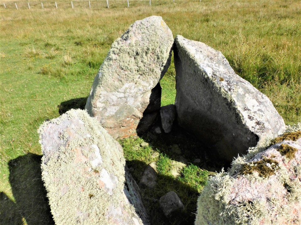 The Witches Grave (Chambered Cairn) by drewbhoy