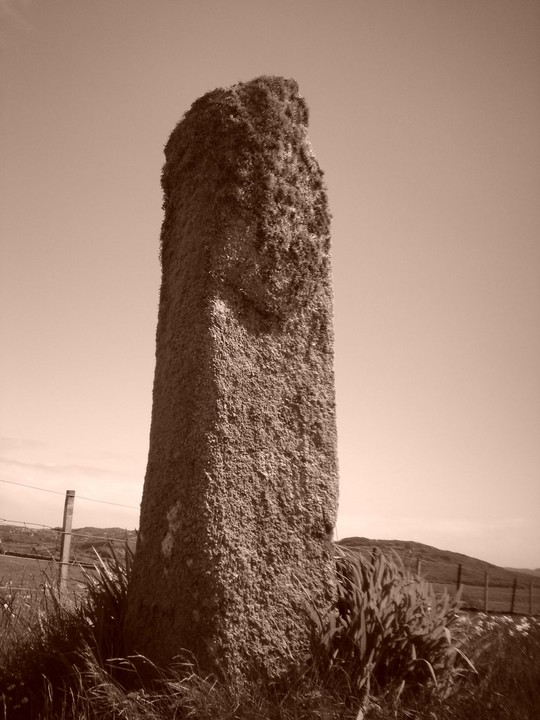 Fionnphort (Standing Stone / Menhir) by Sarcassy