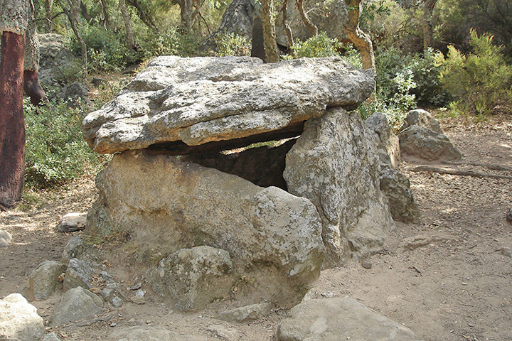 Cova del Alarb (Dolmen / Quoit / Cromlech) by Lubin