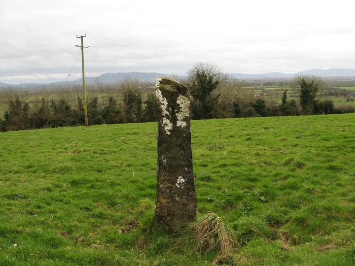 Cnoc Aine (Standing Stone / Menhir) by bawn79