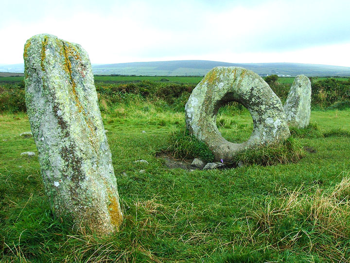 Men-An-Tol (Holed Stone) by heptangle