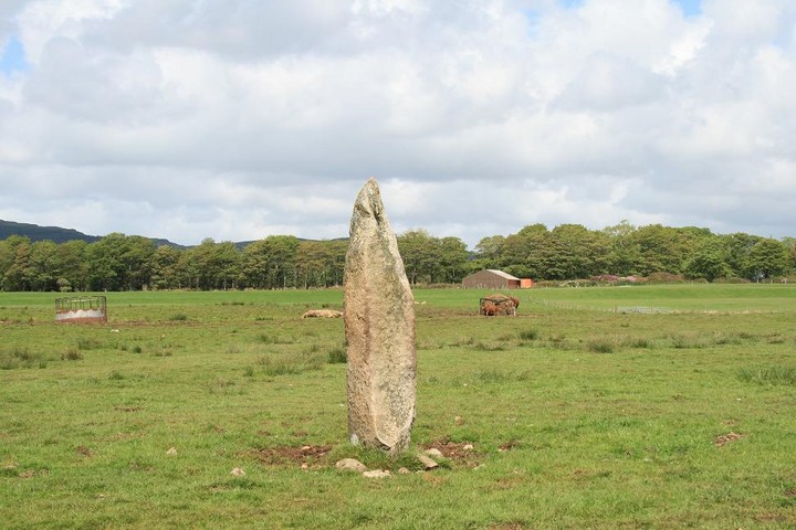 Gruline (Standing Stone / Menhir) by postman