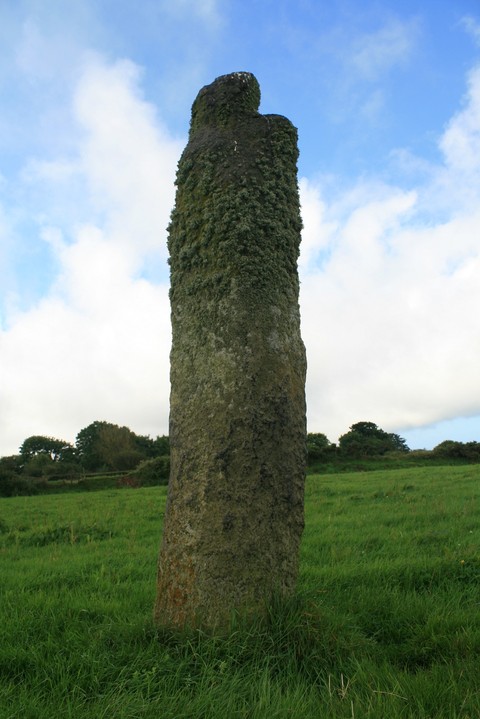 Llangwnnadl Menhir Standing Stone / Menhir – The Modern Antiquarian.com