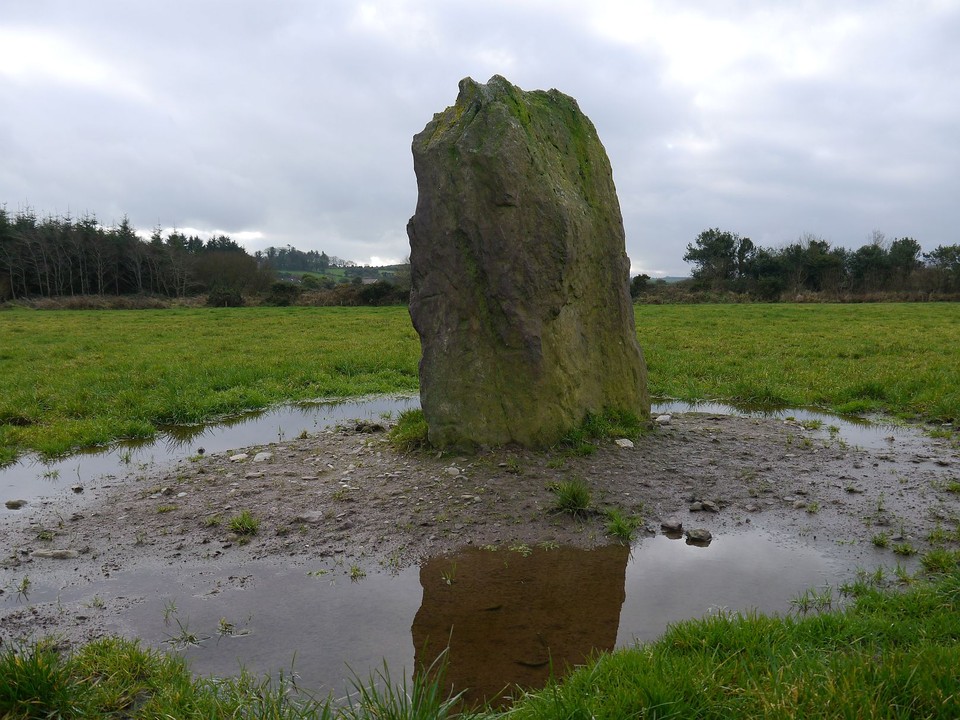 Hornhill Standing Stone / Menhir – The Modern Antiquarian.com